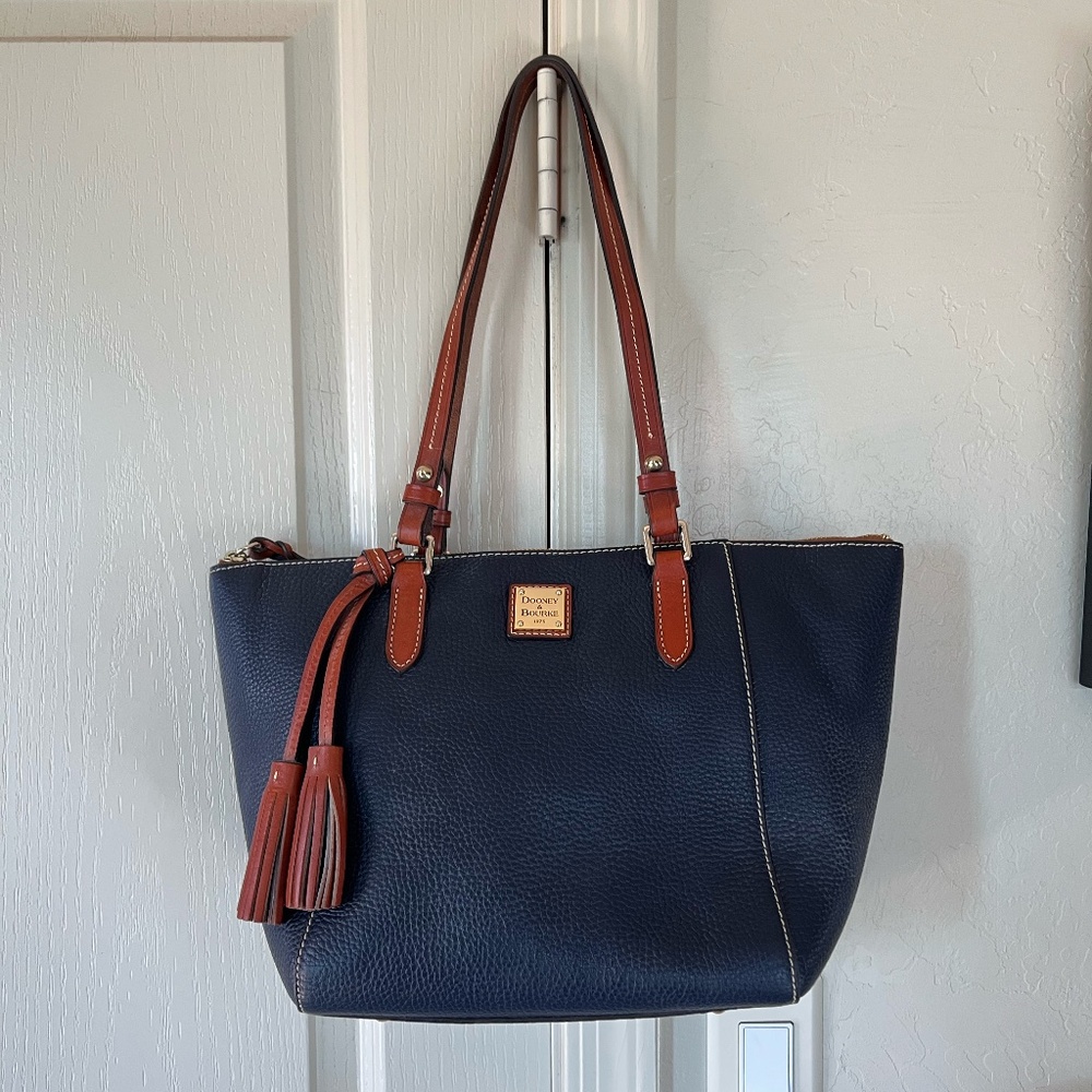 EUC Dooney and Bourke Navy Blue Pebble Grain Leather Tote - zip top